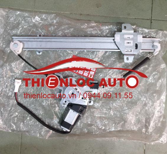 Compa lên kính sau Suzuki Vitara
